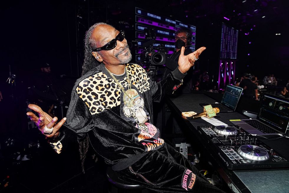 Snoop Dogg paie un de ses salariés 50000$ par an pour rouler des blunts -  Newsweed