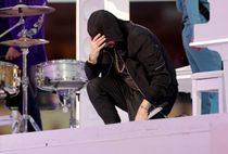 Eminem kneels during Super Bowl LVI halftime show despite reports